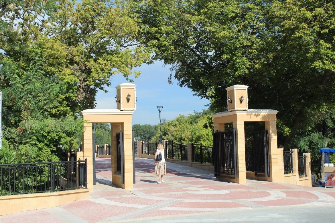  Пешеходен мост в градската градина на Ямбол 